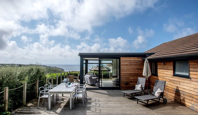 Blue Sky: gorgeous home with stunning sea views - walk to beach/shops/cafe/pub