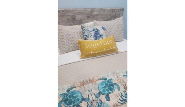 Blue Turtle 6-bedroom house in welcoming Nassau with WiFi, AC