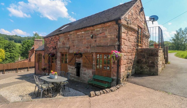 BLUEBELL BARN, family friendly, character holiday cottage in Oakamoor