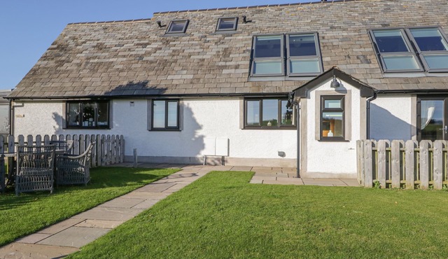 BLUEBELL COTTAGE, family friendly, with hot tub in Aldingham