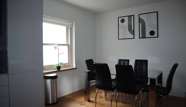 BnBNook - Spacious 2BR - Walk to Soho and Oxford St