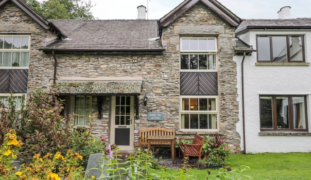 BOBBIN MILL COTTAGE, pet friendly, with a garden in Crosthwaite