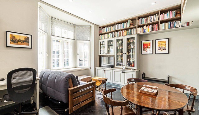 Book Lovers West End Home