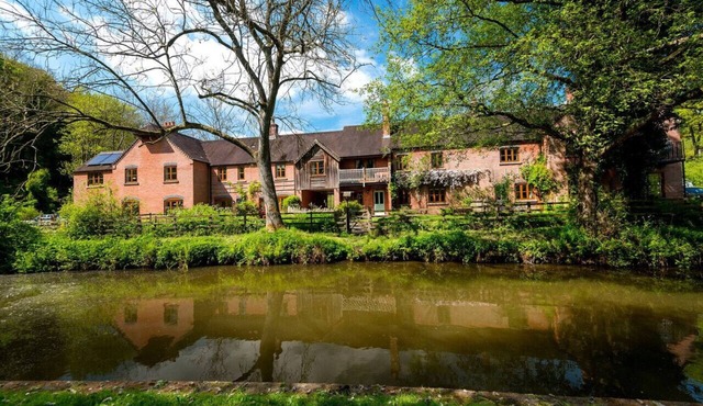 Bottom Cottage: Swimming lake, BBQ Hut, Pool Table