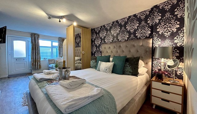 BOURNECOAST: LOVELY GROUND FLOOR STUDIO APARTMENT, NEAR RIVER & BEACHES - FM3001