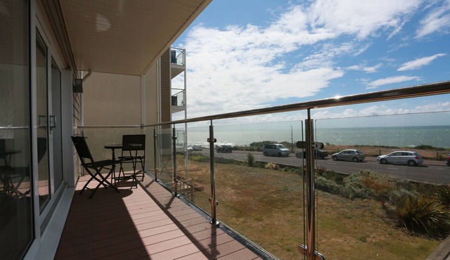 BOURNECOAST: MODERN APARTMENT WITH BALCONY AND BREATH-TAKING SEA VIEWS - FM6180