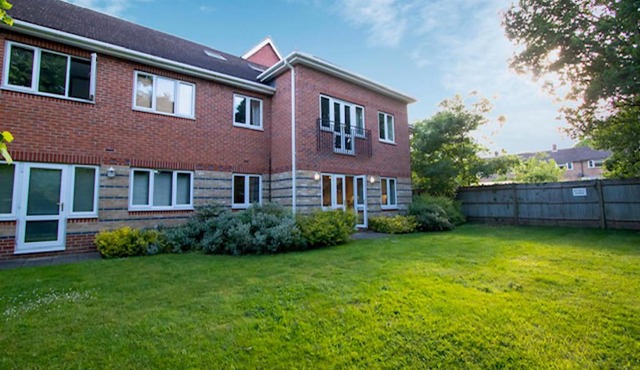 Bracknell Spacious Two Bedroom Apartment