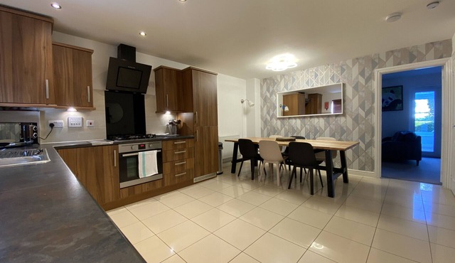 Bracknell - Stylish - Three Bedroom (Three Bathroom) House