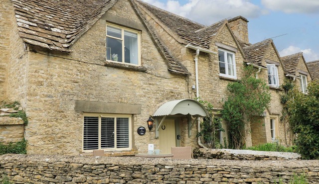 BRAMLEY COTTAGE, pet friendly, with a garden in Northleach