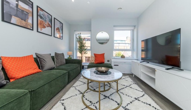 Brand New Flat with AC 5-Min Walk to Town Centre - Pass the Keys