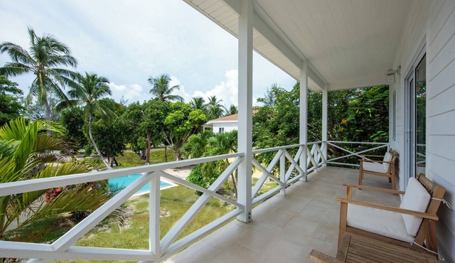 Brand New Stylish Apartment, Pool and Beach Access, Short Walk to Town