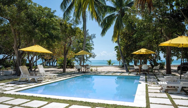 Brand New Stylish Apartment, Pool and Beach Access, Short Walk to Town