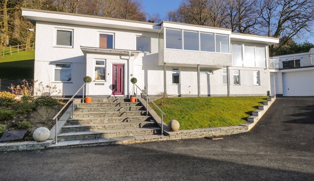 BRANTLEA, pet friendly, with hot tub in Bowness-On-Windermere