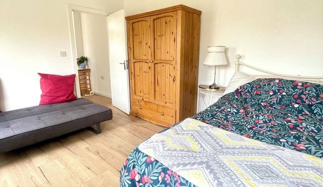 Bright 1 bedroom guest house retreat with free parking