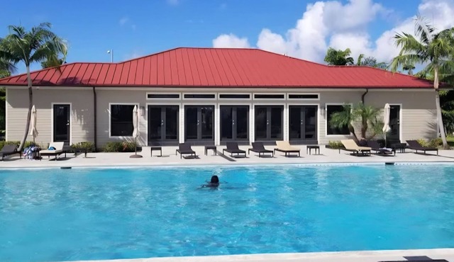 Bright 2-bedroom apartment with AC in peaceful community with pool tennis court