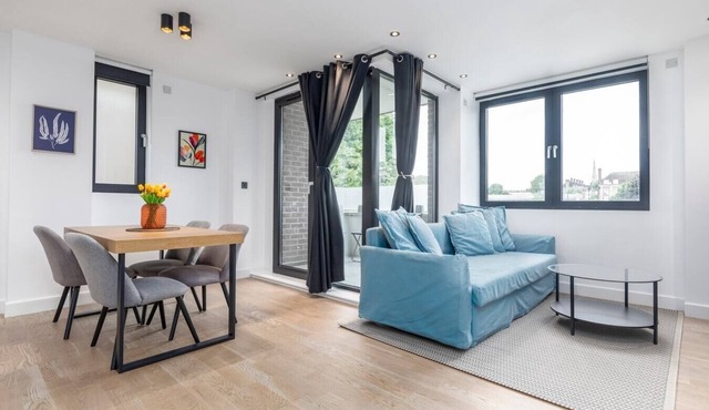 Bright 2BR - 2Bath Apt with Balcony | Kentish Town