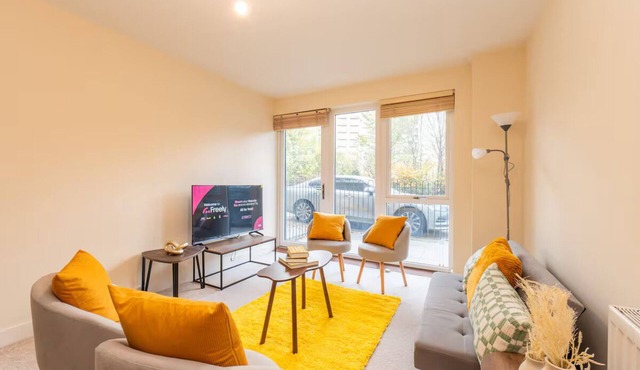 Bright 2BR Flat Parking 1 Min to Tube/Metro Next to London Museum - Pass the Keys