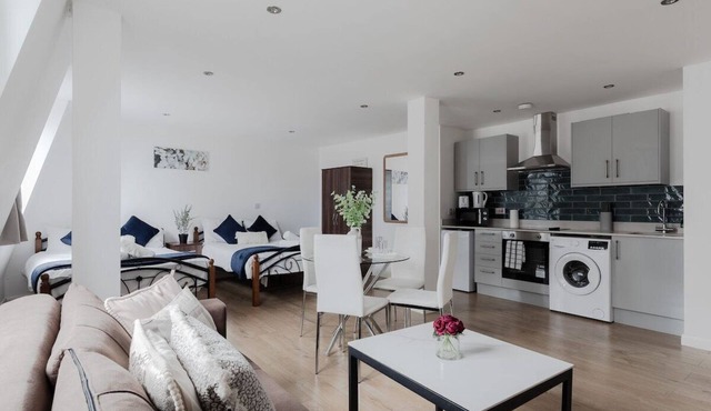Bright and Modern Studio Near Ealing Broadway