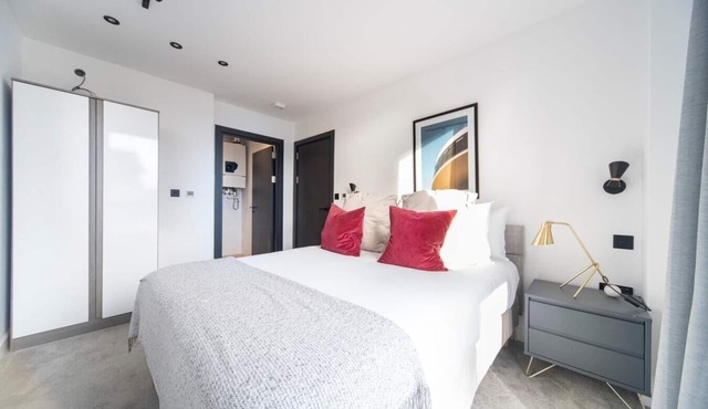Bright and Quiet | Spacious Apt with Balcony and Lift