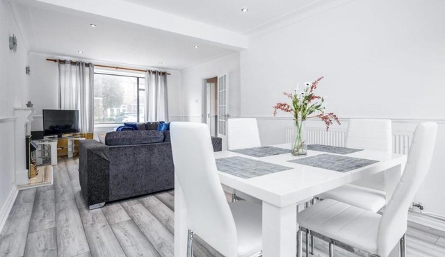 Bright and spacious home with free parking and garden