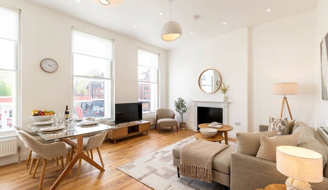 Bright & Elegant Chelsea Getaway: Private Balcony!