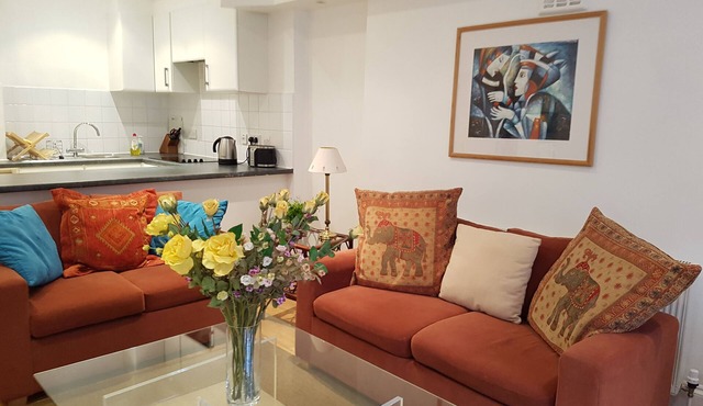 Bright Garden Flat w/Patio | 5★ Reviews | 5 min to Tube & Westfield