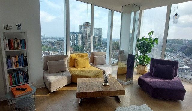 Bright & Luxurious Flat with Skyline View