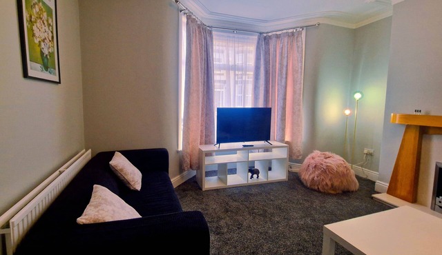 Bright Modern 4-Bed Home Minutes from Anfield