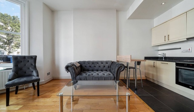 Bright Queen's Park 1 bed apt