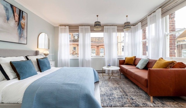 Bright Serviced Apartment In Mayfair, London