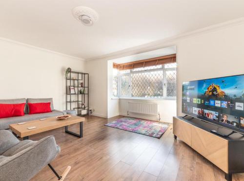 Bright Spacious 4BR House Elizabeth Line - Pass the Keys