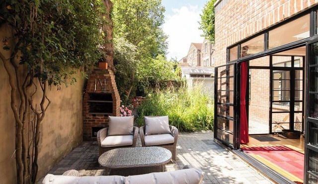 Bright, spacious, accessible 2-bed Art-Deco apartment with private garden. Step-free layout and wet room shower.