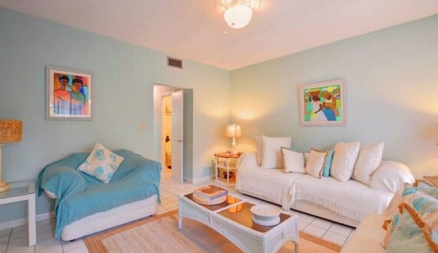 Bright & Sunny 2BD condo - near Atlantis and Beach