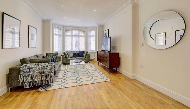 Bright Three Bedroom Apartment in Hammersmith