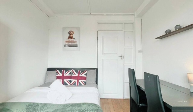 Bright Top floor apartment