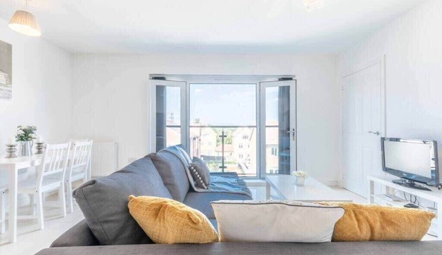 Bright Two Bed Apt in Langley/Slough - By Tempstay