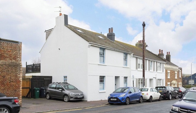 Bristol Gardens - Luxury Home, 2 min from the Beach