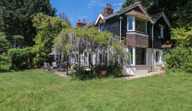 BROOK FARM, pet friendly, country holiday cottage in Ringwood
