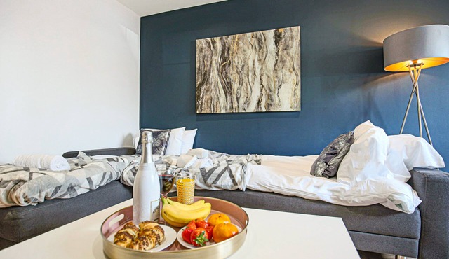 Brookland House with Free Parking, Smart TV and Garden by Yoko Property