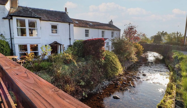 BROOKSIDE COTTAGE, family friendly, with open fire in Braithwaite