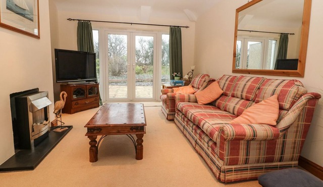 BRYN LLEUDDAD, pet friendly, with a garden in Sarn Meyllteyrn