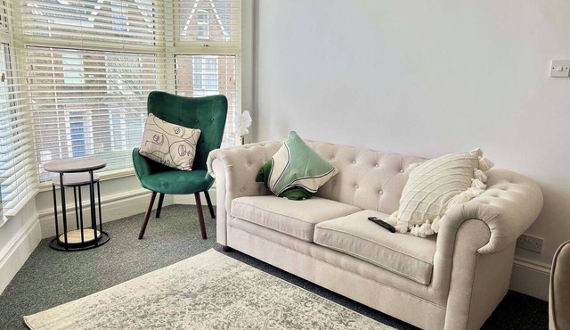 Brynmill Flat Sleeps 3/5 | Close to Beach, Uni & Park | Free Wifi | Free Parking