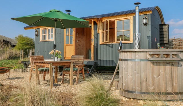 BUDDY (SHEPHERDS HUT), pet friendly, with hot tub in Kibworth