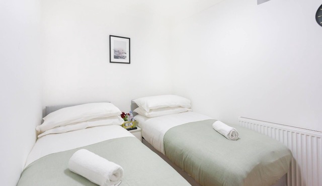 Budget Twin Room in City Centre Next to Station 4