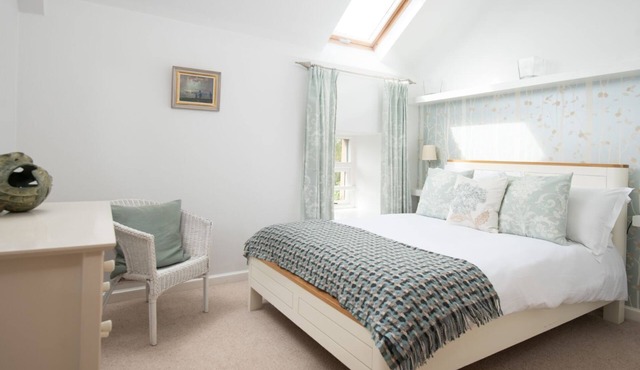 BUDLE BAY LOFT - sleeps 6, third floor penthouse with fantastic estuary views