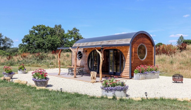 BUGLEY POOLS HIDEAWAY, romantic, with a garden in Gillingham