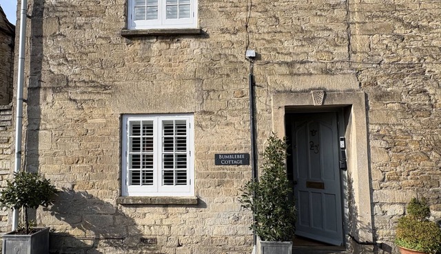 BUMBLEBEE COTTAGE, pet friendly, character holiday cottage in Tetbury