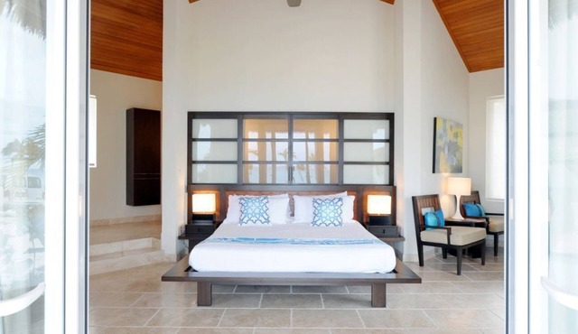 Bungalow Steps from Beach with Club Privileges, Pool, Restaurant