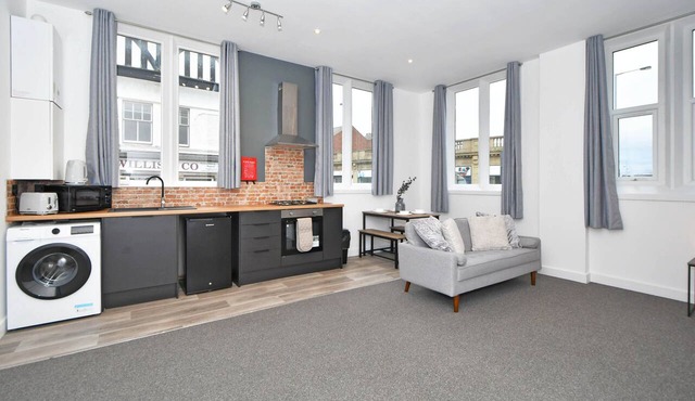 Burton Apartments. Free WiFi & Parking - Sleeps 2