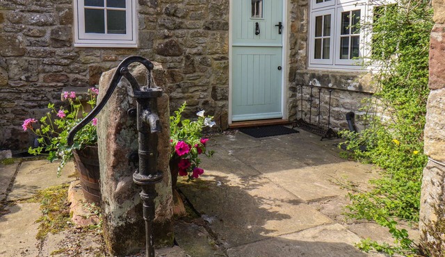 BUTE COTTAGE, pet friendly, character holiday cottage in Pickering